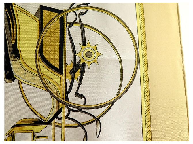 Hermès FOULARD HERMES LES VOITURES A TRANSFORMATION 1ERE EDITION 1965 GIALLO - vista 9