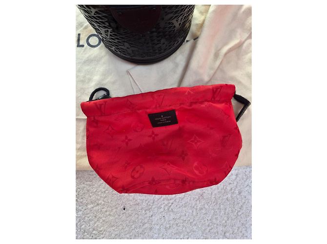 Louis Vuitton Cannes Monogram Mesh Borsa Secchiello Nero - vista 10