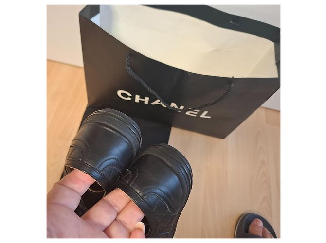 Chanel Sapatilhas em pele acolchoada preta - vista 11
