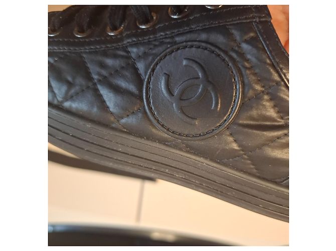 Chanel Sapatilhas em pele acolchoada preta - vista 13