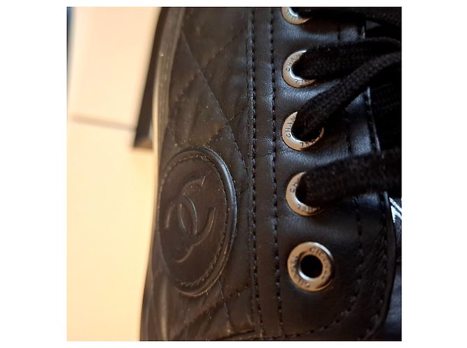 Chanel Sapatilhas em pele acolchoada preta - vista 14