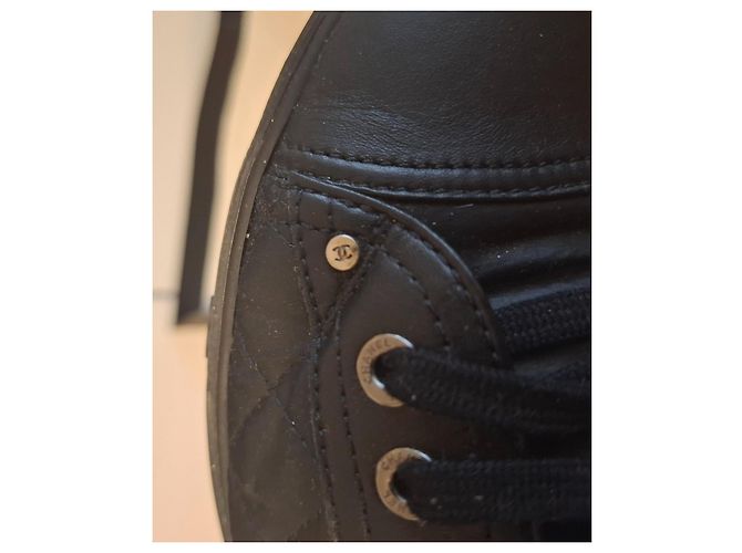 Chanel Sapatilhas em pele acolchoada preta - vista 15