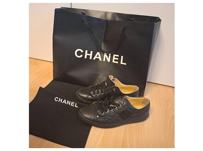 Chanel Sapatilhas em pele acolchoada preta - vista 16