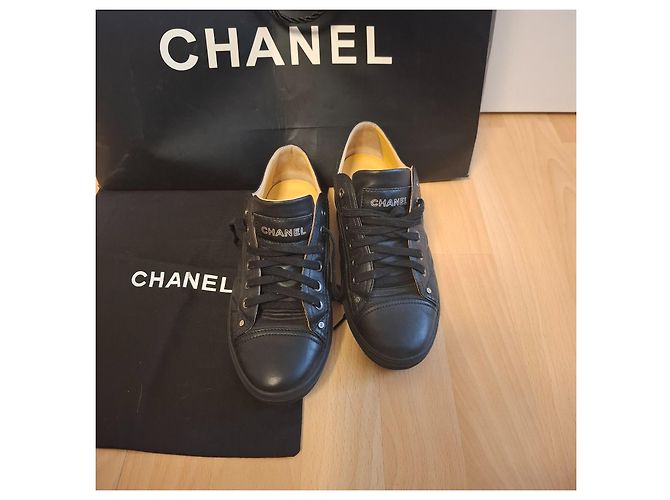 Chanel Sapatilhas em pele acolchoada preta - vista 17