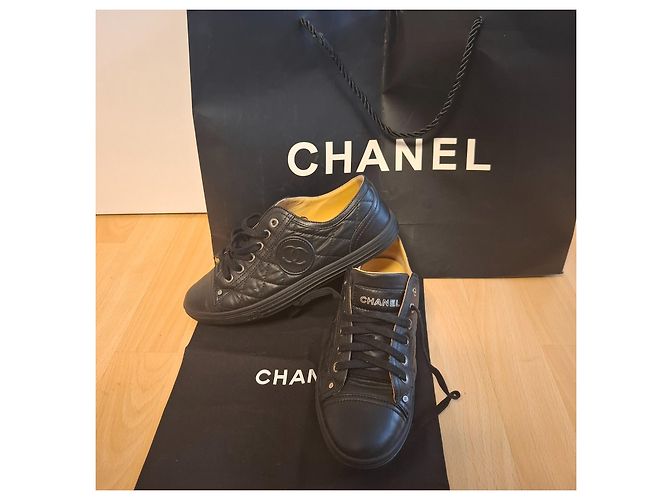 Chanel Sapatilhas em pele acolchoada preta - vista 18