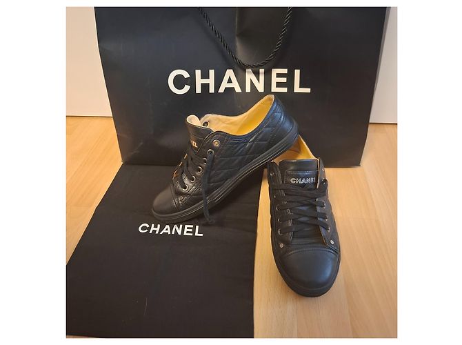 Chanel Sapatilhas em pele acolchoada preta - vista 19