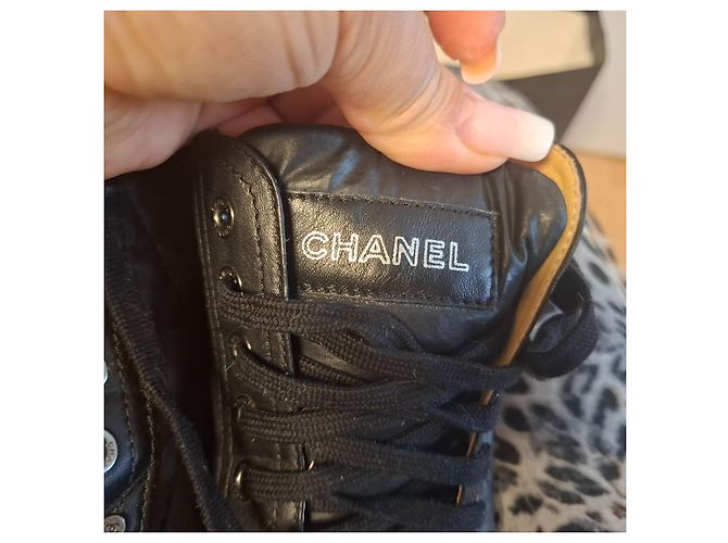 Chanel Sapatilhas em pele acolchoada preta - vista 2