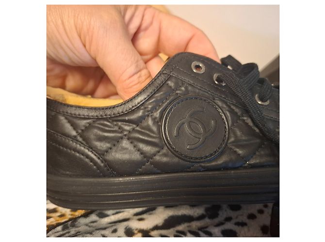 Chanel Sapatilhas em pele acolchoada preta - vista 3