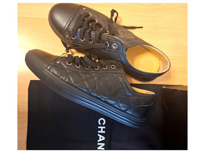 Chanel Sapatilhas em pele acolchoada preta - vista 5