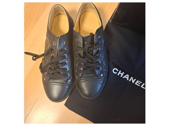 Chanel Sapatilhas em pele acolchoada preta - vista 6