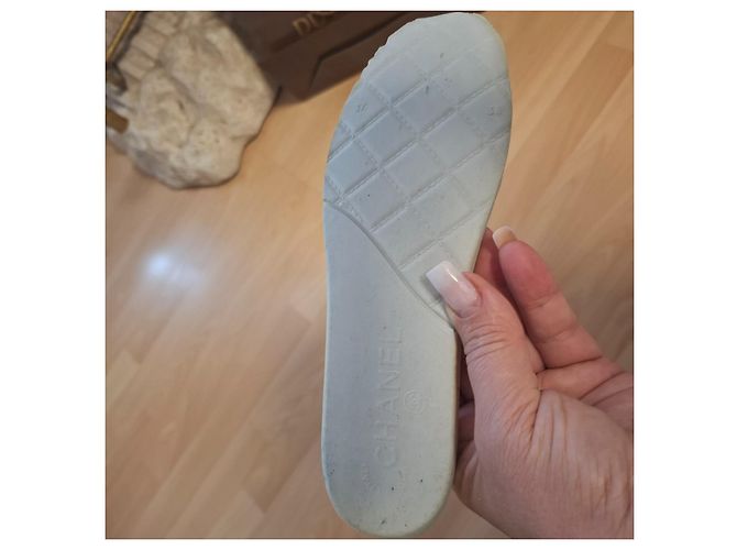 Chanel Sapatilhas em pele acolchoada preta - vista 7