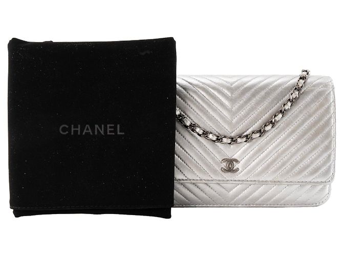 CHANEL - Borsa a tracolla Wallet On Chain Classic/Timeless Chanel in pelle stropicciata chevron argento - vista 9