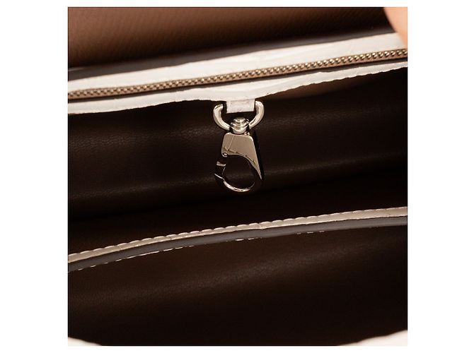 LOUIS VUITTON - Bolsa de ombro Capucines BB Himalaya Louis Vuitton em couro exótico de crocodilo niloticus branco e cinza - vista 7