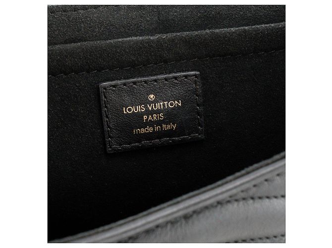 LOUIS VUITTON - Borsa a tracolla New Wave Louis Vuitton in pelle matelassé nera - vista 7