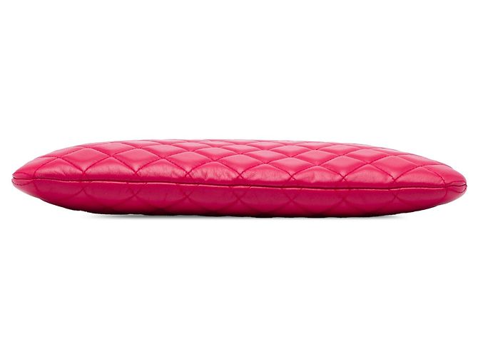 Clutch Chanel Boy O Case Medium de piel de cordero acolchada roja - vista 3