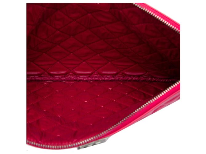 Clutch Chanel Boy O Case Medium de piel de cordero acolchada roja - vista 4