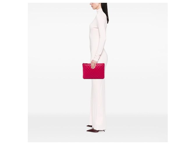 Clutch Chanel Boy O Case Medium de piel de cordero acolchada roja - vista 5