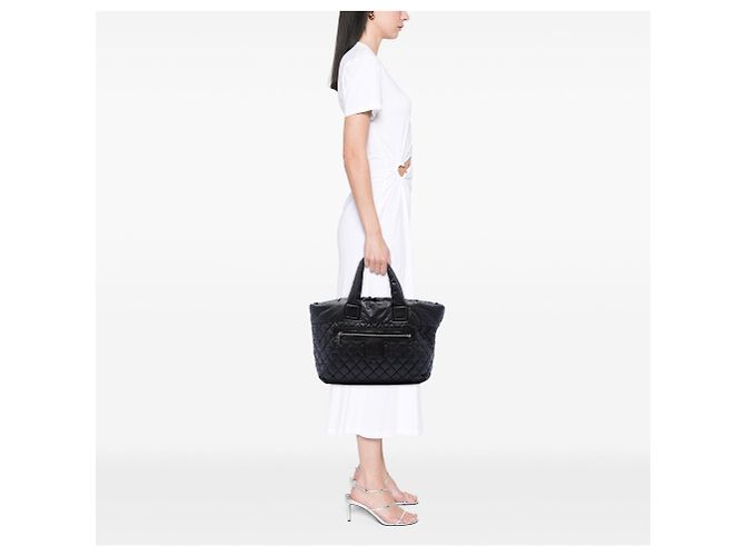 Black Chanel Medium Quilted Nylon Reversible Coco Cocoon Tote - Ansicht 6