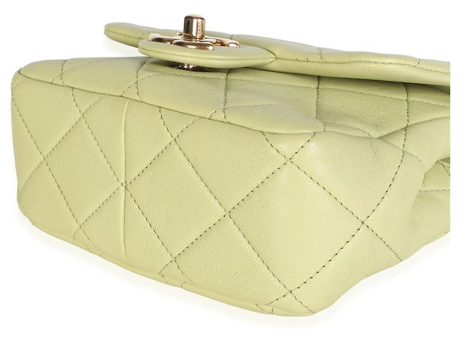 Bolsa Mini Square Flap Chanel em pele de cordeiro acolchoada verde claro com logo e alça de corrente - vista 6