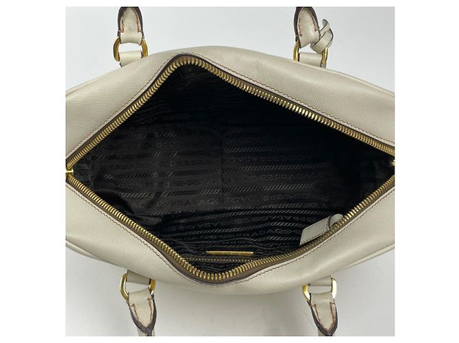 Sac à main Prada en cuir Saffiano couleur Ivory - vue 7