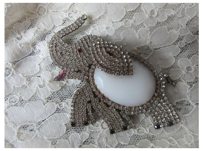 Autre Marque Spilla elefante vintage con strass e cabochon bianco - vista 2