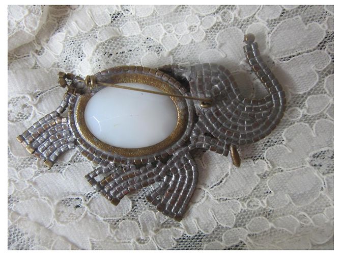 Autre Marque Spilla elefante vintage con strass e cabochon bianco - vista 3