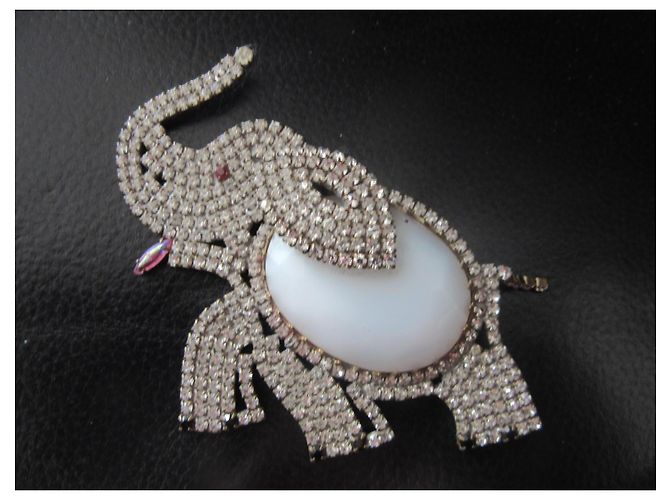 Autre Marque Spilla elefante vintage con strass e cabochon bianco - vista 5