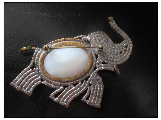 Autre Marque Spilla elefante vintage con strass e cabochon bianco - vista 8