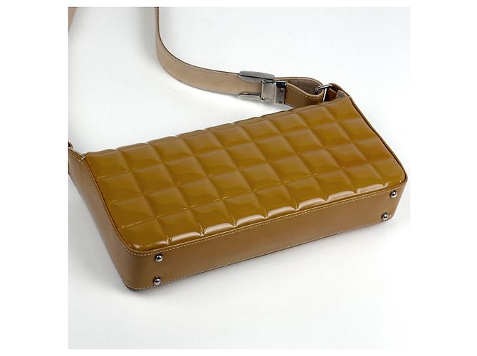 Borsa a tracolla Chanel in pelle verniciata marrone - vista 2