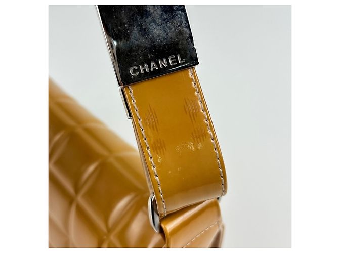 Borsa a tracolla Chanel in pelle verniciata marrone - vista 7