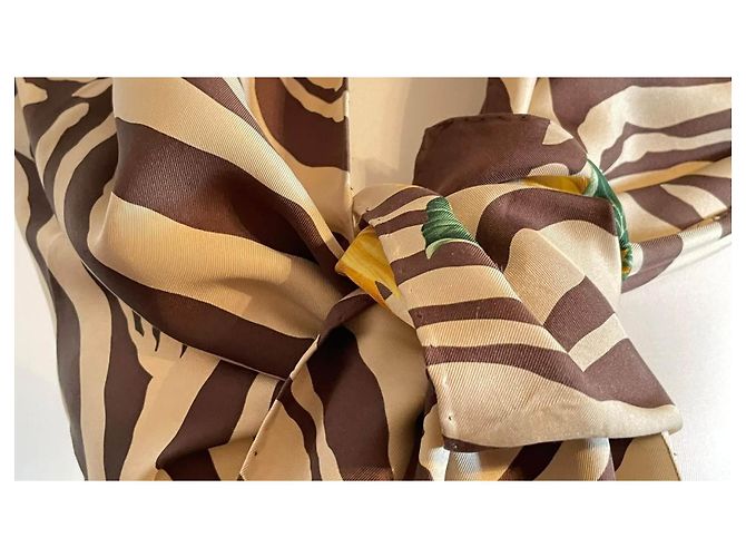 Dolce & Gabbana Stola in Seta Girasoli e Stampa Zebra - vista 15