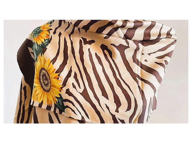Dolce & Gabbana Stola in Seta Girasoli e Stampa Zebra - vista 8