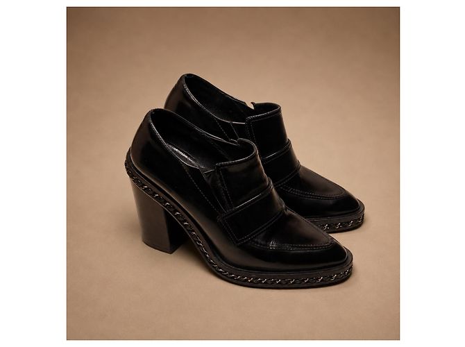 Chanel Mocassini con tacco in pelle nera con catena - vista 2