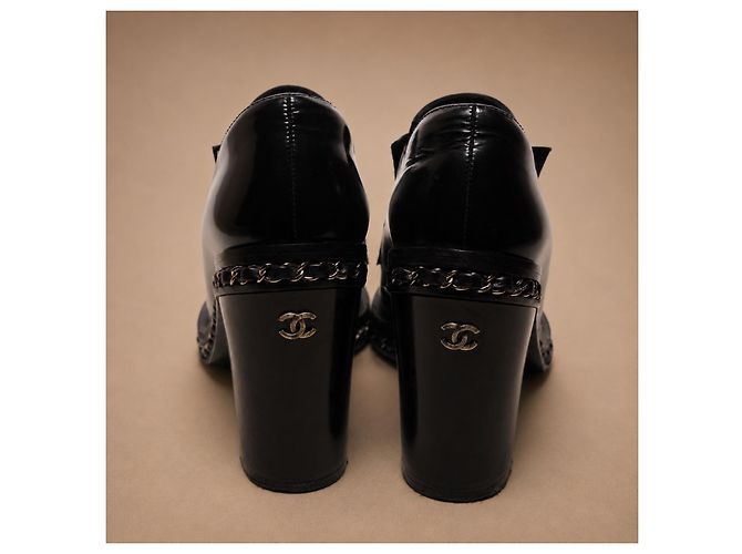Chanel Mocassini con tacco in pelle nera con catena - vista 4