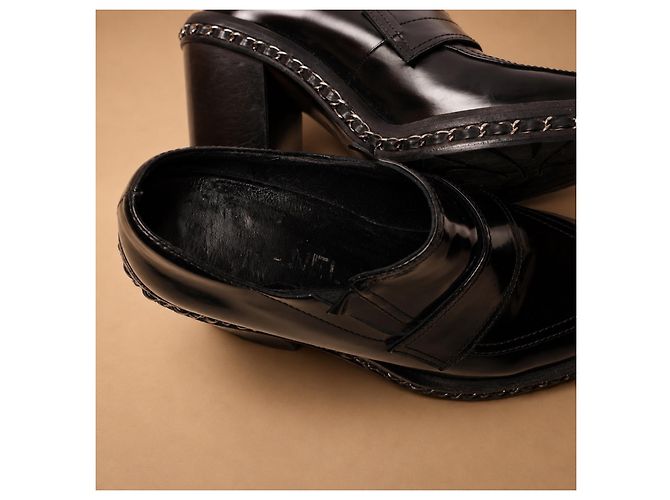 Chanel Mocassini con tacco in pelle nera con catena - vista 7