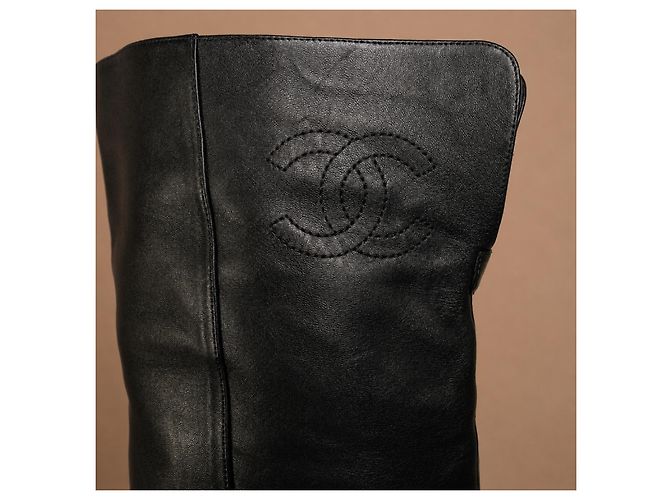 Botas mosqueteras Chanel de cuero negro - vista 15