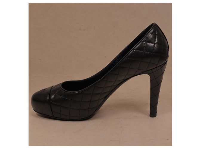 Chanel Matelassé Pumps aus schwarzem Leder - Ansicht 10