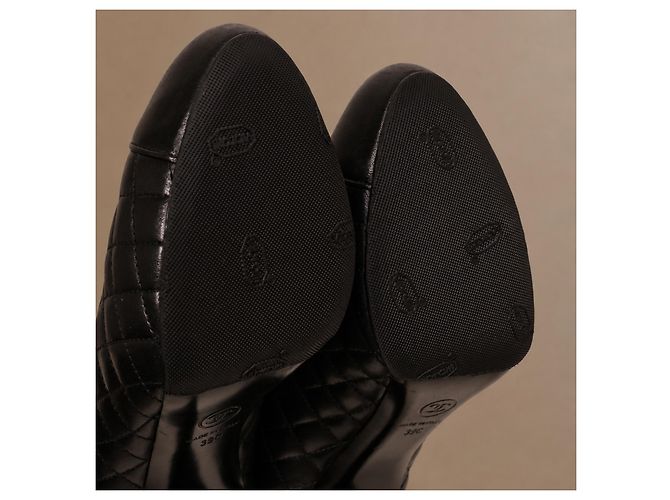 Chanel Matelassé Pumps aus schwarzem Leder - Ansicht 12