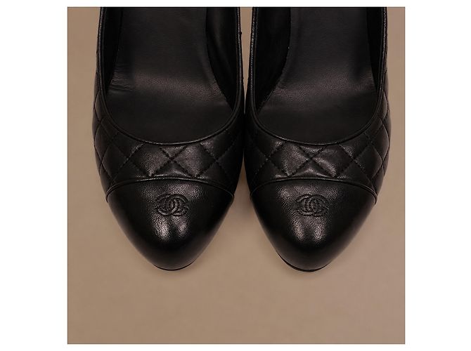 Chanel Matelassé Pumps aus schwarzem Leder - Ansicht 14