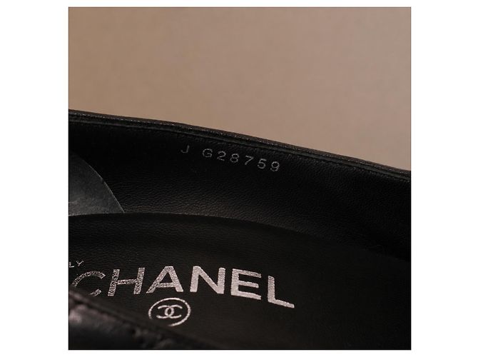 Chanel Matelassé Pumps aus schwarzem Leder - Ansicht 16