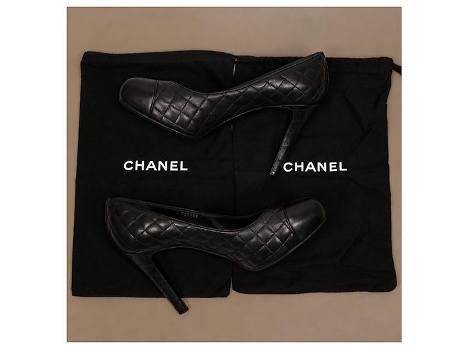 Chanel Matelassé Pumps aus schwarzem Leder - Ansicht 17