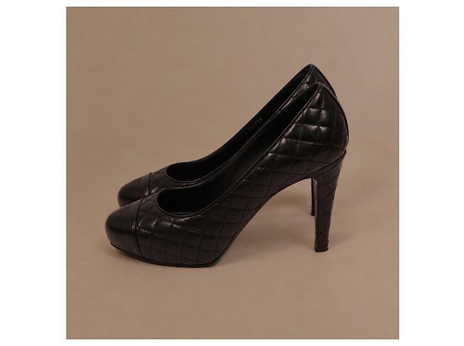 Chanel Matelassé Pumps aus schwarzem Leder - Ansicht 2
