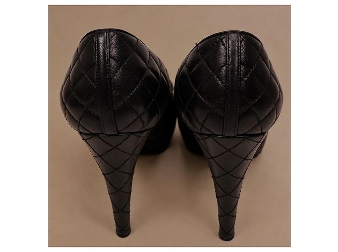 Chanel Matelassé Pumps aus schwarzem Leder - Ansicht 4