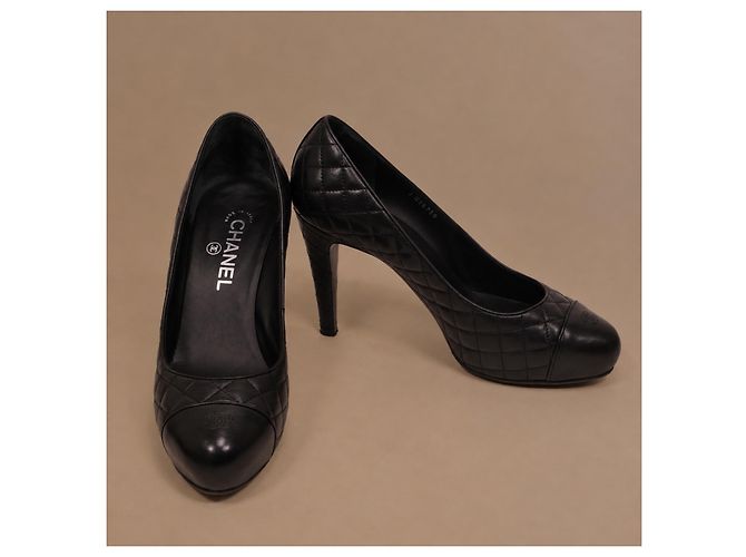 Chanel Matelassé Pumps aus schwarzem Leder - Ansicht 7