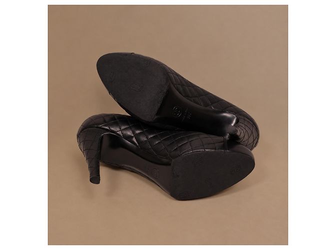 Chanel Matelassé Pumps aus schwarzem Leder - Ansicht 8