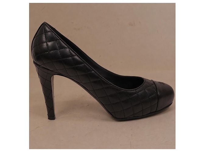 Chanel Matelassé Pumps aus schwarzem Leder - Ansicht 9