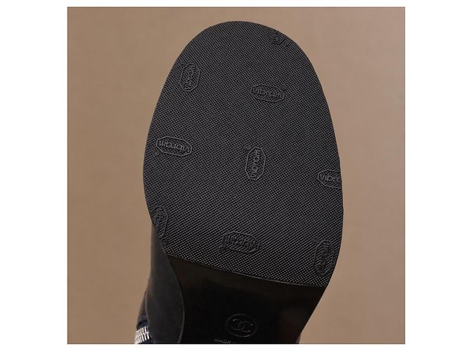 Botines Chanel en cuero y ante negro con puntera reforzada - vista 15