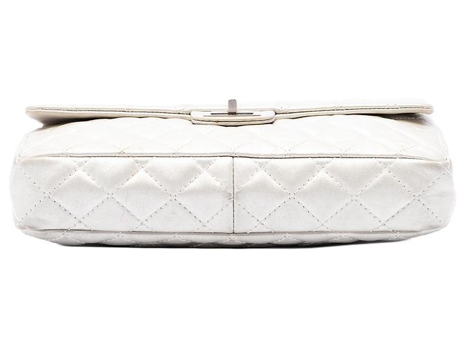 Chanel Silver Quilted Metallic Calfskin Reissue 2.55 Chain Flap - vista 3
