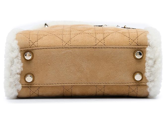Lady Dior Mini in camoscio Cannage marrone con rifiniture in shearling - vista 3