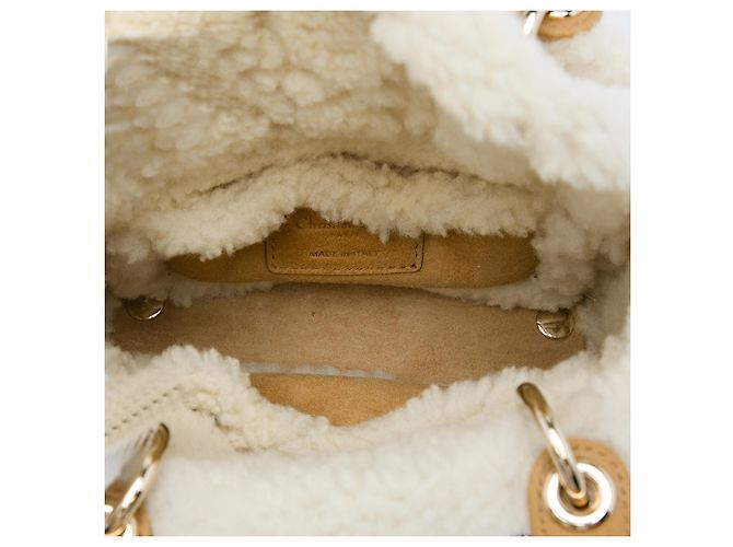Lady Dior Mini in camoscio Cannage marrone con rifiniture in shearling - vista 4